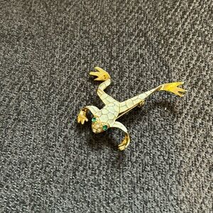 Vintage gold tone/white sparkly emerald eyes brooch